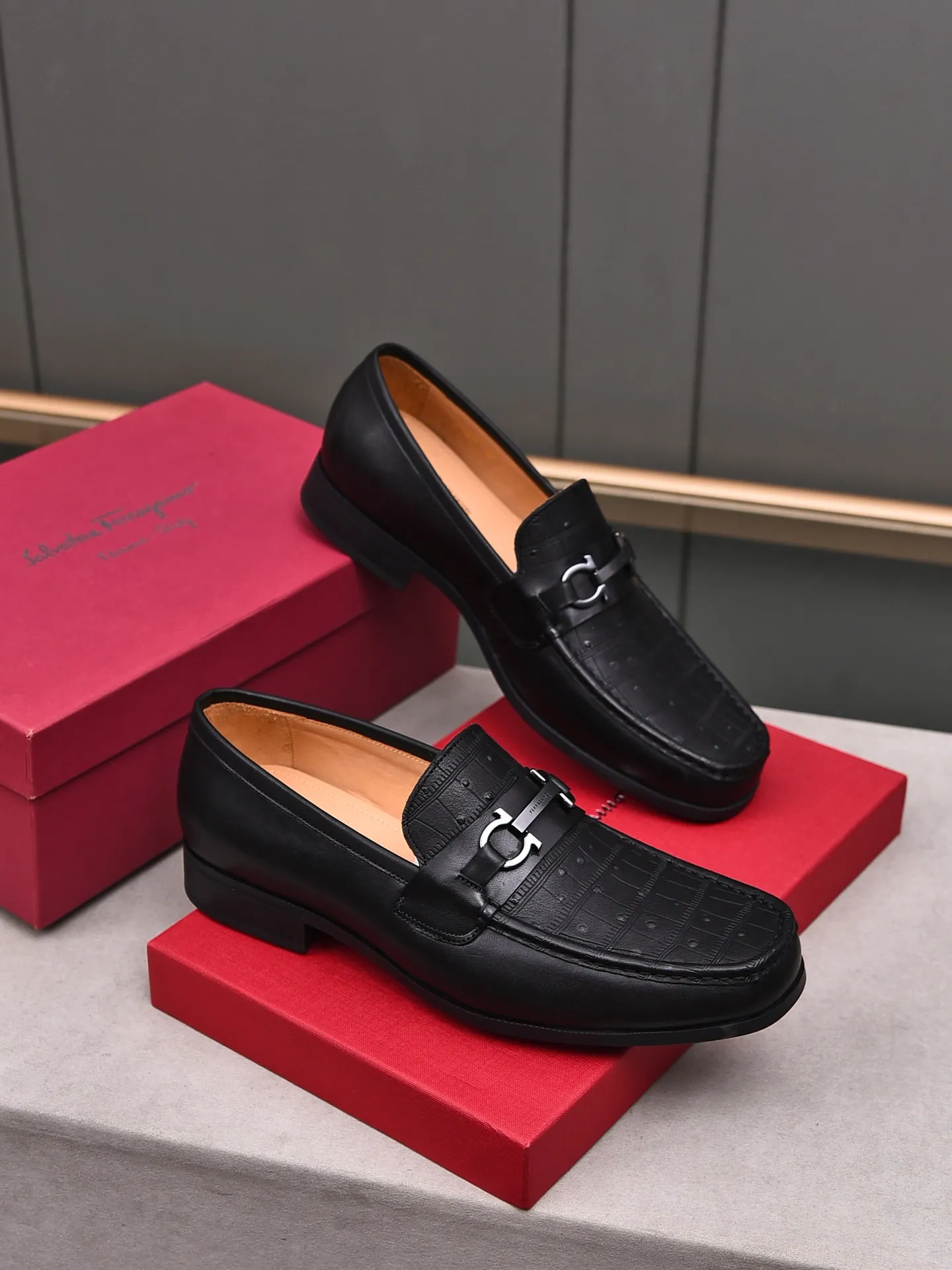 Factory: 250 [Original running volume quality] Brand: Ferragamo (Ferragamo) Size: Men's size 38/44 (45 can be customized) Grade: Same style as the official website High-end quality men's shoes Material: Original first-layer calfskin Water-dyed cowhide lining Original outsole Style category: Men's fashion formal business casual leather shoes Slip-on men's shoes high-top series Young fashion European and American trends British style Casual matching Comfortable feet